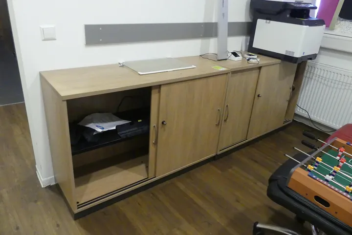2x Sideboard, mit Inhalt Hinweis: ohne Position 335, 336, 337, 339